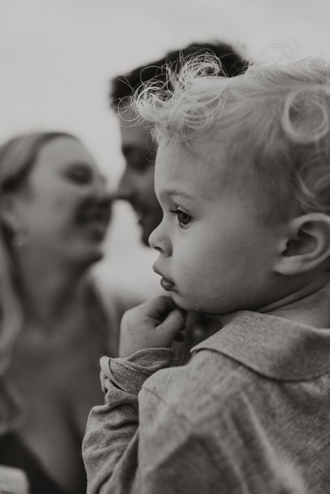 Family With Baby Poses, Engagement Pictures With Kids, Emotive Photography, Candid Family Photography, Outdoor Family Photoshoot, Lifestyle Family Photos, Nyc Family, Photography For Couples, Family Lifestyle Photography