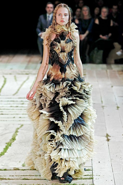 Alexander McQueen Spring 2011 Ready-to-Wear Fashion Show - Hanna Samokhina (MAJOR) Alexander Mcqueen Fashion, Mcqueen Fashion, Sarah Burton, Atelier Versace, Creation Couture, Zuhair Murad, Textiles Fashion, Fashion Spring, Marchesa