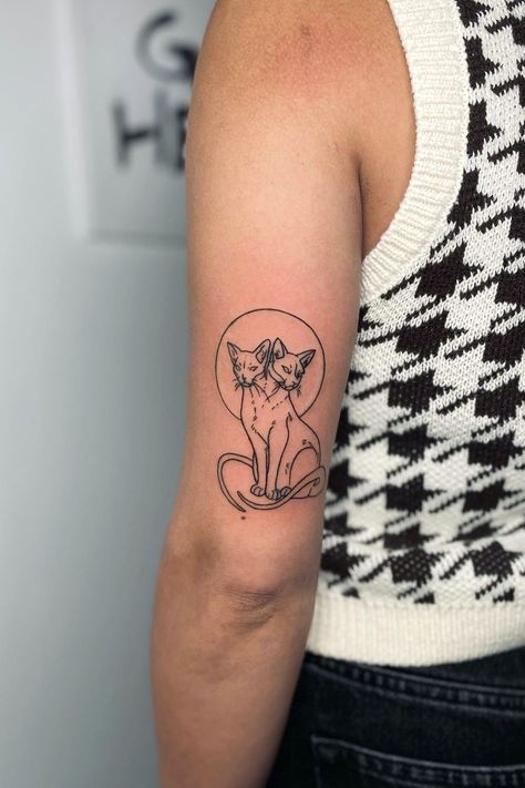 Gemini Ideas Tattoo, Tattoos For Gemini, Cool Gemini Tattoos, Gemini Cat Tattoo, Aesthetic Gemini Tattoo, Dark Line Tattoos, Gemini Tattoo Animal, Cat Gemini Tattoo, Two Headed Cat Tattoo