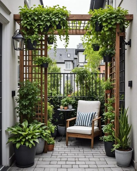 20 Perfect Small Patio Gardens – ToolzView Shared Patio Ideas, Cute Small Garden, Side Return Garden Ideas, Tiny Courtyard Garden, Small Deck Designs, Privacy Trellis, Patio Gardens, Small Patio Design, Small Courtyard