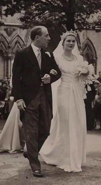 The Wonderful History of the Wedding Dress - Dream Irish Wedding Look Gatsby, 1930s Wedding, Vintage Wedding Photos, Dress History, Royal Brides, Silk Wedding Dress, Irish Wedding, Wedding Gowns Vintage, Vintage Gowns