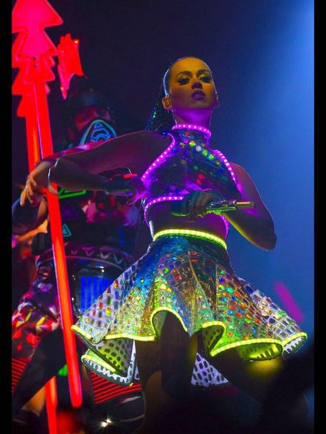 Blacklight Outfit, Neon Costume Ideas, Neon Costume, Prismatic World Tour, Light Up Dresses, Visuell Identitet, Led Clothing, Neon Outfits, Led Fashion