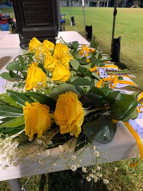 Flowers For Senior Night Soccer, Senior Night Flowers Bouquets Cheer, Senior Night Decorations Soccer, Senior Night Flowers For Mom, Senior Night Balloon Ideas, Senior Night Bouquet Ideas, Soccer Senior Night Baskets, Senior Soccer Night Ideas, Senior Night Flowers Bouquets