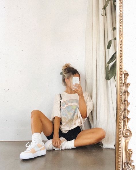 Minimalista Sikk, Looks Pinterest, Instagram Baddie, Graphic Tee Outfits, Foto Poses, Trendy Summer Outfits, Mode Inspo, Tee Outfit, A Mirror