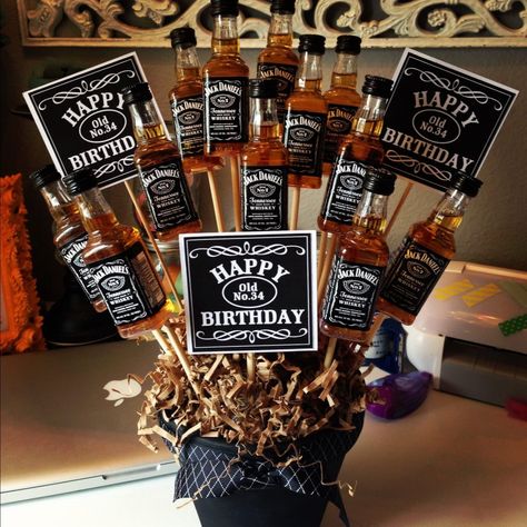 DIY goodness man bouquet Festa Jack Daniels, Jack Daniels Party, Booze Bouquet, Jack Daniels Gifts, Liquor Bouquet, Man Bouquet, Alcohol Gifts, Jack Daniels, Liquor Bottles