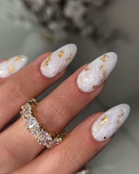 Gold And White Nail Designs, Almomd Nails, Cool Summer Nails, Round Nail Designs, Foil Nail Designs, Wedding Day Nails, New Years Eve Nails, Nail Art Stripes, White Nail Designs