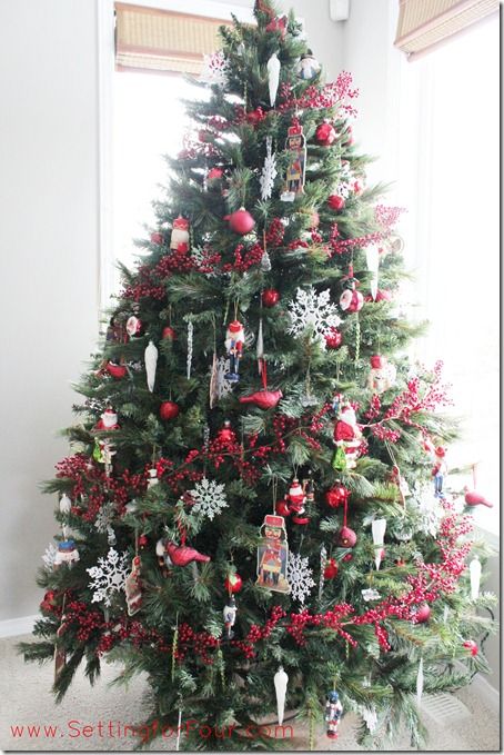 Red and white Christmas tree. See how I add my berry garland in this pretty spiral pattern! Glamorous Christmas Tree, Ohio Winter, Red And White Christmas Tree, White Christmas Tree Decorations, Tree Inspiration, White Christmas Ornaments, Red And White Christmas, Cowboy Decorations, Berry Garland