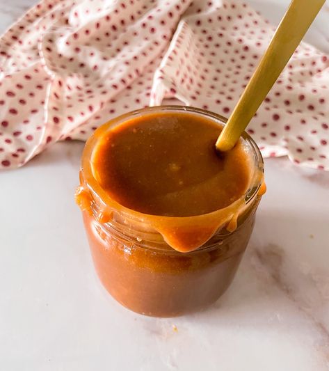 Easy salted caramel sauce made without cream, perfect to use as a dip, a spread or a filling for your favorite treats. Caramel Sauce Without Cream, Cafe Latte Recipe, Fun Fall Desserts, Caramel Dipping Sauce, Easy Salted Caramel, Salted Caramel Sauce Recipe, Caramel Pecan Cheesecake, Homemade Salted Caramel, Caramel Recipe