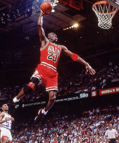 Michael Jordan dunk ! Magic Johnson Lakers, Jordan Dunks, Michael Jordan Pictures, Urban Sport, Jordan Bulls, Basket Nba, Heavyweight Boxing, Michael Jordan Basketball, Hoop Dreams