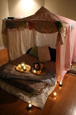 romantic date night! ~ omg this is soooo cute, want a nice big load of space to make one for myself :p Indoor Tents, Indoor Camping, Diy Tent, Women Activities, At Home Date, Romantic Ideas, Blanket Fort, Romantic Surprise, Dating Divas