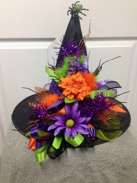 Pretty Witch Hats, Witch Hats Decorated, Witch Hat Centerpiece Diy, Which Hat Wreath, Witches Hats Decorations, Decorated Witches Hats, Spooky Diy, Halloween Mesh Wreaths, Witches Hats