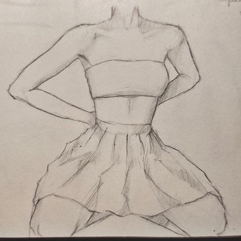 Drawing Ideas Body Sketch Clothes, Simple Clothes Drawing, Outfit Sketches Pencil, Human Art Drawing, Art Sketchbook Ideas Easy, Indie Drawings, Siluete Umane, Animation Art Sketches, Desen Anime