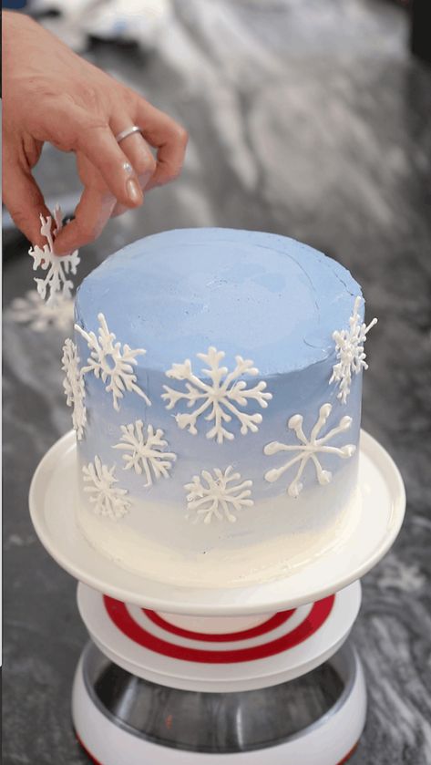 Snowflake Cake Snowflake Cakes, Grapefruit Curd, Candy Melt, Snowflake Cake, Frozen Birthday Cake, Frozen Themed Birthday Party, Christmas Cake Decorations, Piping Bag, Frozen Themed