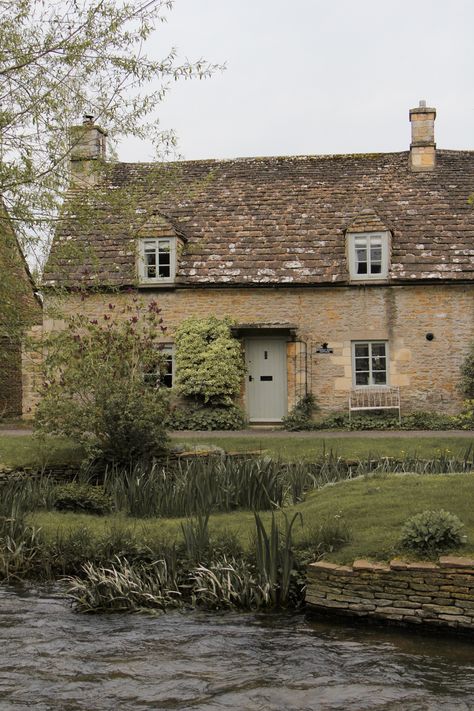 Cotswold House Exterior, Cotswolds House, Cotswolds Home, English Countryside Home, Dream Architecture, Old English Cottage, Cotswold House, Countryside Kitchen, European Countryside