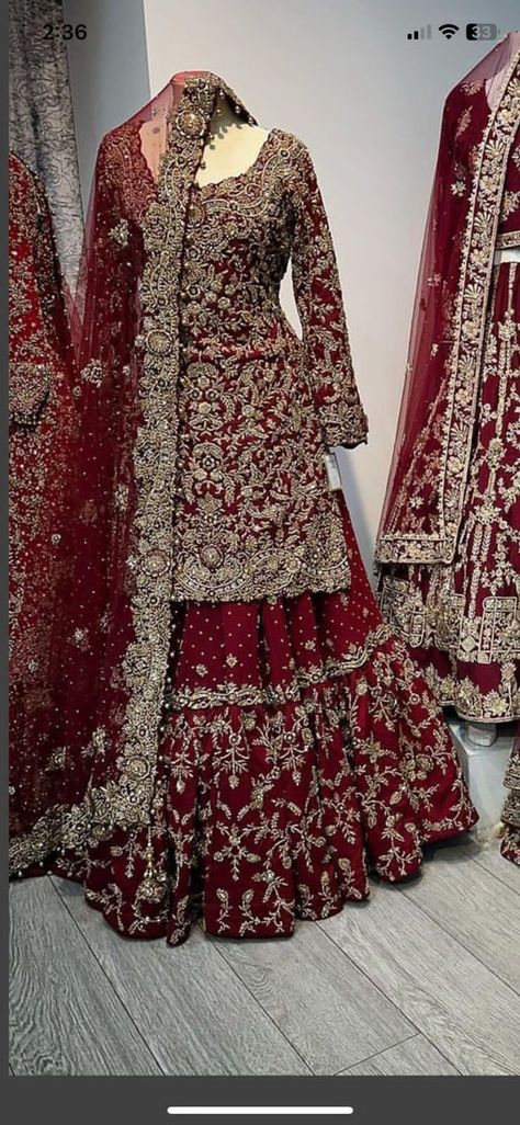 Sharara Suit For Bride, Lhnga Design Latest Bridal, Bride Lehenga Pakistani Bridal, Red Sharara Suit Pakistani, Bridal Dress Packing Ideas, Bridal Sharara Pakistani, Mehndi Bridal Designs, Mehndi Dresses Pakistani, Nikah Dress Pakistani