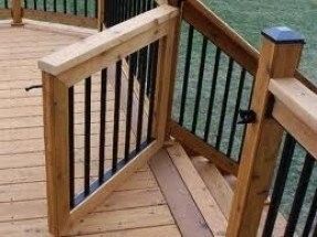 Deck stair gate. This would make a great baby gate Patio Plan, Porch Gate, Wood Deck Railing, Deck Gate, Backyard Decks, Deck Building Plans, Deck Balusters, Deck Skirting, Iron Railings