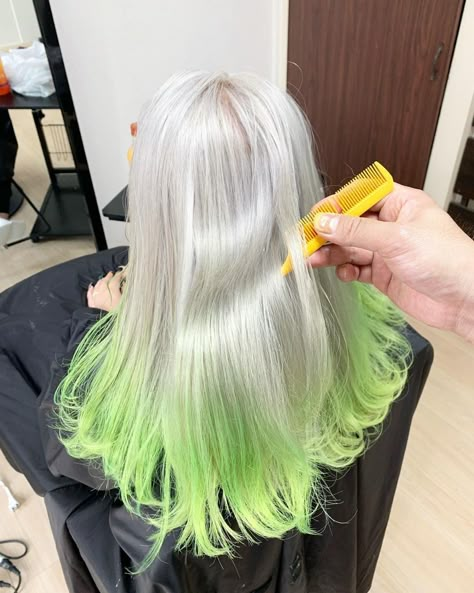 Green And White Hair Color, White Hair With Green Highlights, Blonde Hair With Green Tips, Silver And Green Hair, Blonde And Green Hair, Pale Green Hair, White And Green Hair, Green And White Hair, Blonde Hair Korean