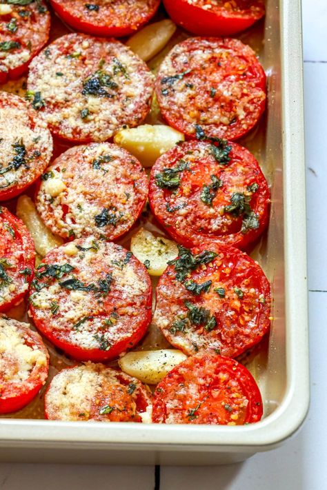 Easy Roasted Tomatoes Recipe - Sweet CS Designs. Recipes With Tomatoes, Roasted Tomatoes Recipe, Roasted Tomato Recipes, Lots Of Tomatoes, Tomato Side Dishes, Tomatoes Roasted, Fresh Tomato Recipes, Tomatoes Recipe, Beefsteak Tomato