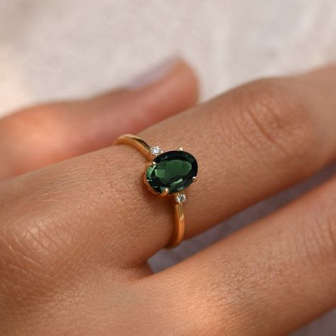 Wedding Ring Natural Stone, Gold Rings Green Stone, Gemstone Ring Designs For Women, Wedding Ring Green Stone, Engagement Ring Green Stone, Ring Design With Stone, Oval Stone Ring Design, Green And Gold Engagement Ring, Stone Ring Design Gold