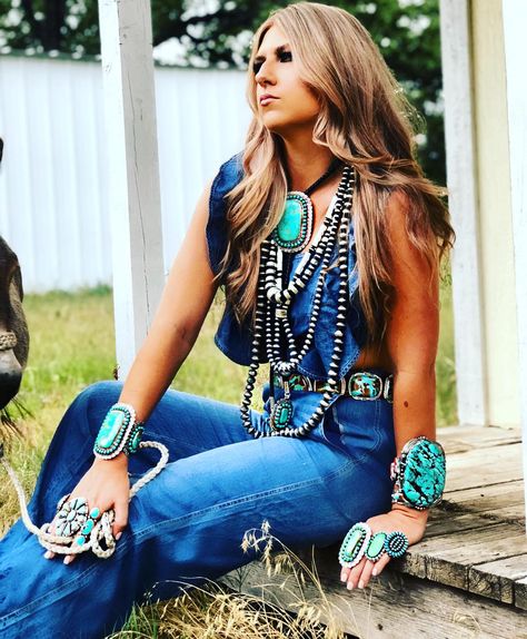 Lookin’ like the Farrah Fawcett of the turquoise world over here! @montanathurtell “Nailed It!!!” 💥💯💥 Denim & loads of pearls, classic… Turquoise Jewelry Outfit, Turquoise Jewelry Necklace, Hippie Cowgirl, Cowgirl Couture, Boho Chic Design, Turquoise Jewelry Native American, Bohemian Lifestyle, Farrah Fawcett, Native American Turquoise