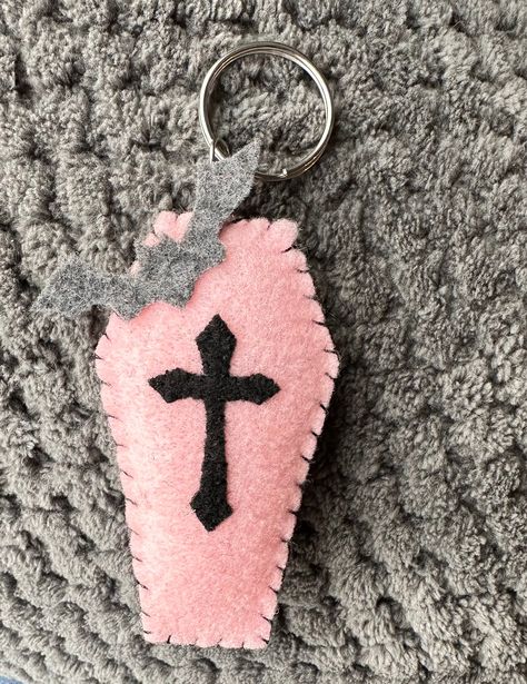 Handmade felt coffin keychain made by me . These are cute and durable keychains. Can be made with any colors, with or without the bat as well 😊 Useful Felt Crafts, Diy Sewn Keychain, Felt Potion Bottle, Goth Gifts Diy, Cardboard Keychain, Felt Keychain Ideas, Cute Easy Crafts To Do At Home, Fabric Keychain Diy, Felt Crafts Patterns Templates