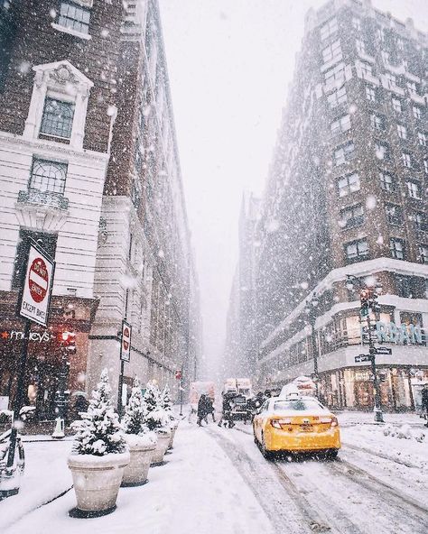 New York City Winter Snowy Streets Exploring The World Travel See NYC | #nyc #newyork #newyorkcity #newyorkwinter #nycwinter #newyorkstreets #snowystreets #explorenyc #travelnyc New York Noel, Photographie New York, Nyc Christmas, Winter Szenen, Photography Winter, New York Aesthetic, Winter Wonder, Beautiful Places In The World, Winter Aesthetic