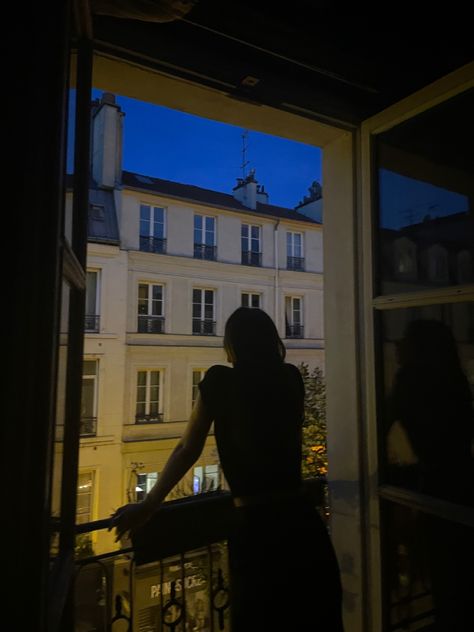 Paris Night Time, Paris Apartment Aesthetic, Sunset Apartment, Living In London Aesthetic, Paris Night Aesthetic, Victoria Paris, Paris Balcony, Italy Apartment, Night Window