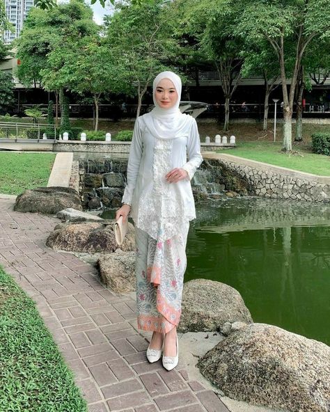 Baju kondangan kece ❤ Ootd Kebaya Hijab Modern, Kebaya Simple Hijab, Graduation Kebaya Hijab, Kebaya Melayu, Outfit Kebaya, Hijab Wisuda, Kebaya Simple, Softgirl Outfits, Kebaya Modern Hijab