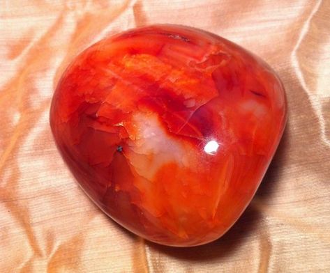 Brilliant Carnelian | Metaphysical Properties of Carnelian #Carnelian #Crystals #Gemstones Carnelian Aesthetic, Atomic Structure, Crystal Aesthetic, Carnelian Crystal, Crystals Healing Properties, Crystal Therapy, Mineral Stone, Agate Crystal, Crystals Minerals