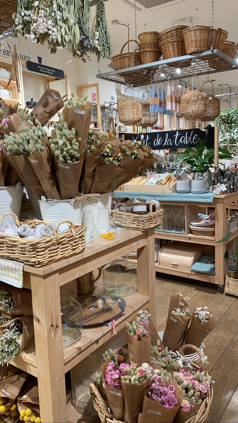 Rustic Flower Shop, Flower Shop Inspiration, Boho Retail Store, Flower Cart Business, Floral Shop Ideas, Florist Shop Interior, Gift Shop Interiors, Flower Shop Display, Boutique Store Displays