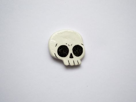 A hand sculpted skull clay pin. Perfect for those looking for a cool hand crafted accessory. Sculpted by hand with fimo clay, painted and sealed with a gloss resin varnish. Features a butterfly clasp on the rear. As each pin is made and finished by hand, there may be minor cosmetic differences between each pin. Seal Clay Sculpture, Clay Pins Diy, Clay Pin Ideas, Air Dry Clay Pins, Clay Badges, Beginner Clay Projects, Ceramic Pins, Clay Skull, Clay Pins