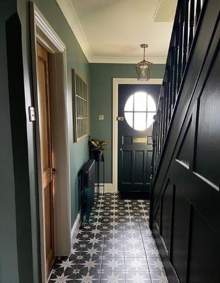 8 Gorgeous Examples of how to Use Green Smoke by Farrow and Ball Farrow And Ball Hallway, Hallway Wall Colors, Stairs And Hallway Ideas, Hallway Paint, Stairs Landing, Hallway Colours, Interior Design Hallway, Green Hallway, Hallway Inspiration