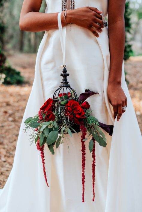 Wedding Ring Bouquet, Lantern Wedding Bouquets, Lantern Bridal Bouquet, Circle Bouquet Bridesmaids, Alternate Wedding Bouquet Ideas, Alternative To Wedding Flowers, Alternative To Bouquets For Bridesmaids, Lantern Bouquet Bridesmaid, Non Traditional Bouquets