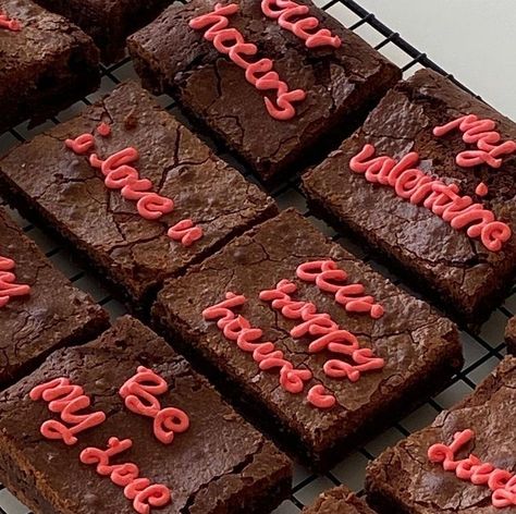 Chocolate Brownies Aesthetic, Brownies Astethic, Brownie With Message, Brownie Ideas Creative, Brownie Message, Brownie Decorating Ideas Design, Brownie Decoration, Brownie Decorating Ideas, Cute Brownies