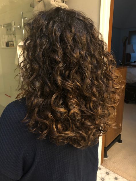 Shorter Curly Hair Styles Natural Curls, Short Curly Hair Long Layers, Long Graduation Haircut, Rounded Curly Haircut, Curly Haircut Ideas Medium, Light Brown Hair With Highlights Curly, Short Curly Hair Highlights, Curly Hair Layers Medium, Curly Mid Length Hair