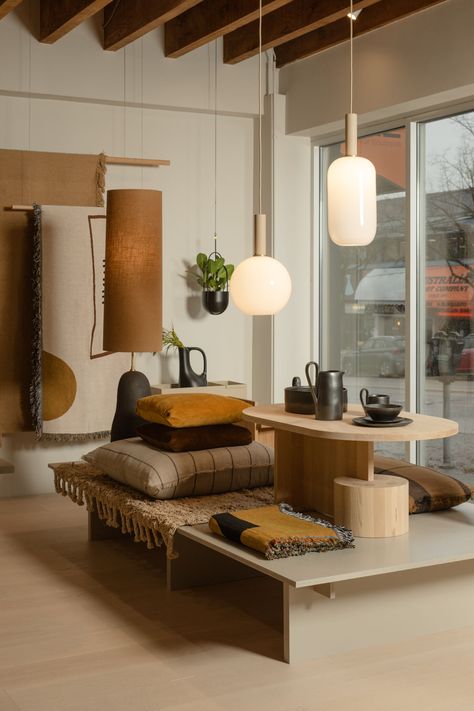 Japandi Retail Store, Scandi Shop Interior, Mid Century Store Design, Loft Store Design, Decoration Store Design, Small Furniture Store Design, Retail Furniture Store Interior Design, Furniture Shop Design Interiors, Ceramic Store Interior Design