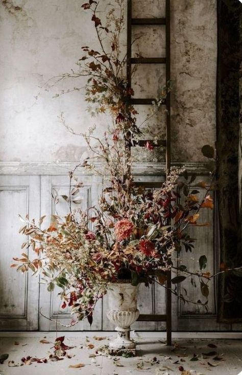 Vintage Flower Arrangements, Florist Studio, Floristry Design, Large Flower Arrangements, Garden Urns, Flower Installation, Flower Studio, Vase Arrangements, Beautiful Flower Arrangements