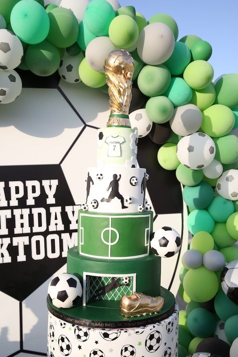 Soccer Party Backdrop Ideas, Soccer Theme Backdrop, Soccer Party Backdrop, Soccer Birthday Party Cake, Pastel Futbol Soccer, Soccer Theme Birthday Cake, Soccer Cake Ideas For Boys, Soccer Backdrop, Ball Themed Birthday Party