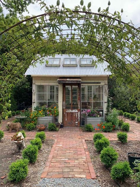 Sheds Ideas Backyard, Cottage Garden Sheds, Garden Shed Ideas, Backyard Escape, Shed Landscaping, House Mediterranean, Shed Ideas, Greenhouse Shed, Charming Cottage