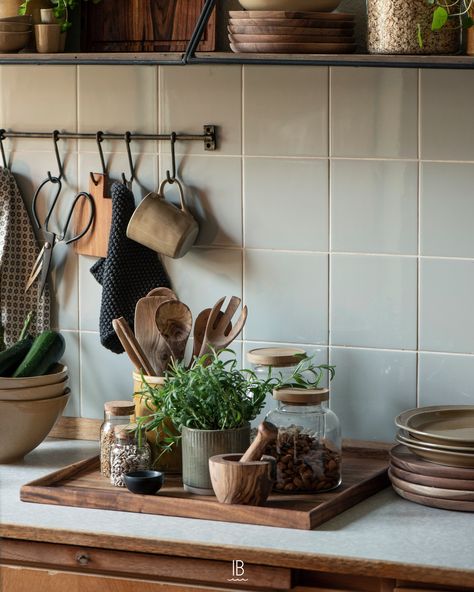 Wood Kitchen Accessories, Hanging Pans, Casa Country, Serving Drinks, Boho Kitchen, Kitchen Worktop, Wall Racks, Diy Coffee, Wood Square