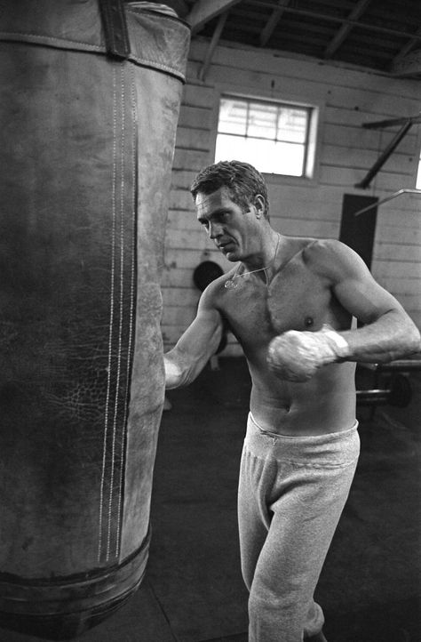 Steve McQueen working out at the gym at Paramount Pictures while making Love with the Proper Stranger opposite Natalie Wood, 1963. Photo by John Dominis for the LIFE Picture Collection William Claxton, Klasik Hollywood, Steve Mcqueen Style, Steve Mcqueen Le Mans, Steven Mcqueen, Gena Rowlands, Ryan O'neal, Eric Dane, Montgomery Clift