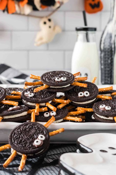 Party Snacks Halloween, Spooky Night Food Ideas, Halloween Kids Party Snacks, Easy Halloween Bakes, Spider Oreos Halloween, Cute Halloween Snacks For Kids, Oreo Spiders Halloween, Spooky Night Snacks, Spooky Food Ideas For Kids