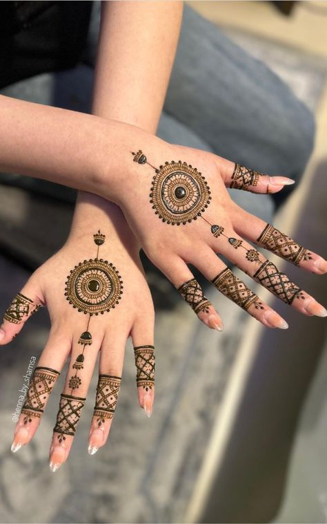 Henna For Kids Palm, Aesthetic Front Hand Mehndi Design, Front Hand Simple Mehendi Design Palm, Palm Mehendi Ideas, Palm Simple Mehendi Designs, Palm Mehndi Design Back Hand, Palm Mendhi Simple, Modern Mehndi Designs Front Hand Palm, Simple Mehndi Designs Front Hand Easy Aesthetic