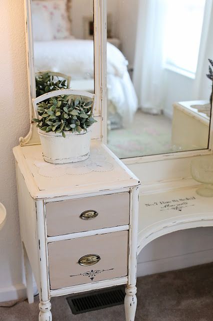 Chalk Paint Vanity Makeup, Painted Vanity Makeup, Antique Vanity Makeover, Painted Vanities, Upcycled Vanity, Vintage Vanity Makeover, Paint Vanity, Vanity Desks, Vanity Update