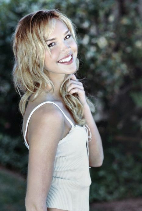 Adorable actress/model Arielle Kebbel. Arielle Kebbel 2000s, Ariel Kebbel, Arielle Kebbel, Celebrity Hairstyles, Gilmore Girls, Ariel, Celebrity Crush, Pretty People, Blonde Hair