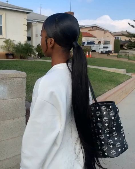 HairByQuiara on Instagram: “Middle part ponytail 😍 #middlepartponytail #sleekponytail #invisibleponytail #lahairstylist” Middle Part Ponytail, Part Ponytail, Sleek Braided Ponytail, Slick Ponytail, Twisted Hair, Weave Ponytail Hairstyles, Middle Part Hairstyles, Sleek Ponytail Hairstyles, Black Ponytail Hairstyles