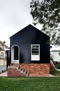 Black Vinyl Siding, Black Contemporary House, Brick House Siding, Vinyl Siding House, Contemporary House Designs, Modern Siding, Siding Styles, Black Houses, Brick Siding