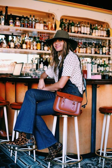 Cambridge Satchel Outfit, What To Wear With Overalls, Satchel Outfit, Madewell Overalls, Boho Style Inspiration, Natalie Off Duty, Boho Soul, Style Overalls, Blogger Street Style