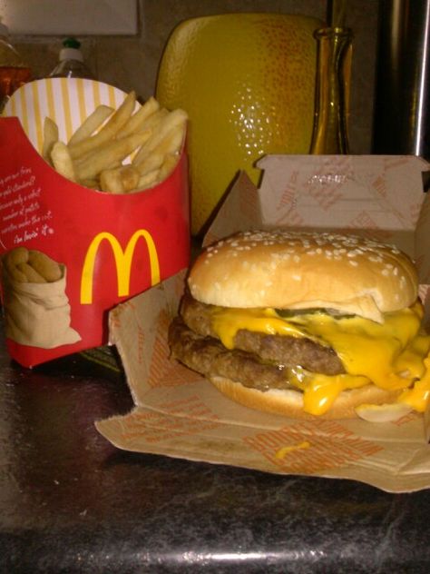 Quarter pounder with cheese Quarter Pounder With Cheese, Quarter Pounder, I Love Food, Junk Food, Good Eats, Love Food, Sweet Tooth, Good Food, Cheese