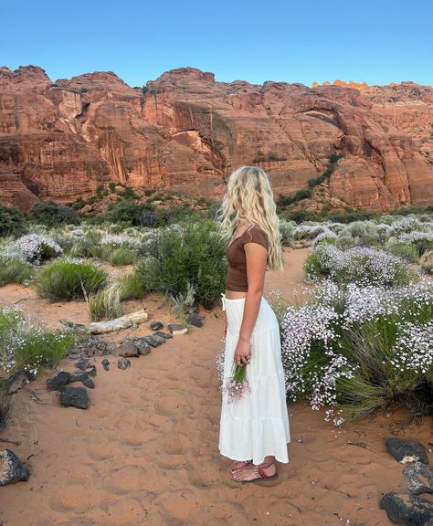 I love Snow Canyon!!!! Sedona Outfits, Utah Summer, Cute Hiking Outfit, Senior Photography Poses, Church Fits, I Love Snow, School Prom, Nature Photoshoot, Desert Vibes